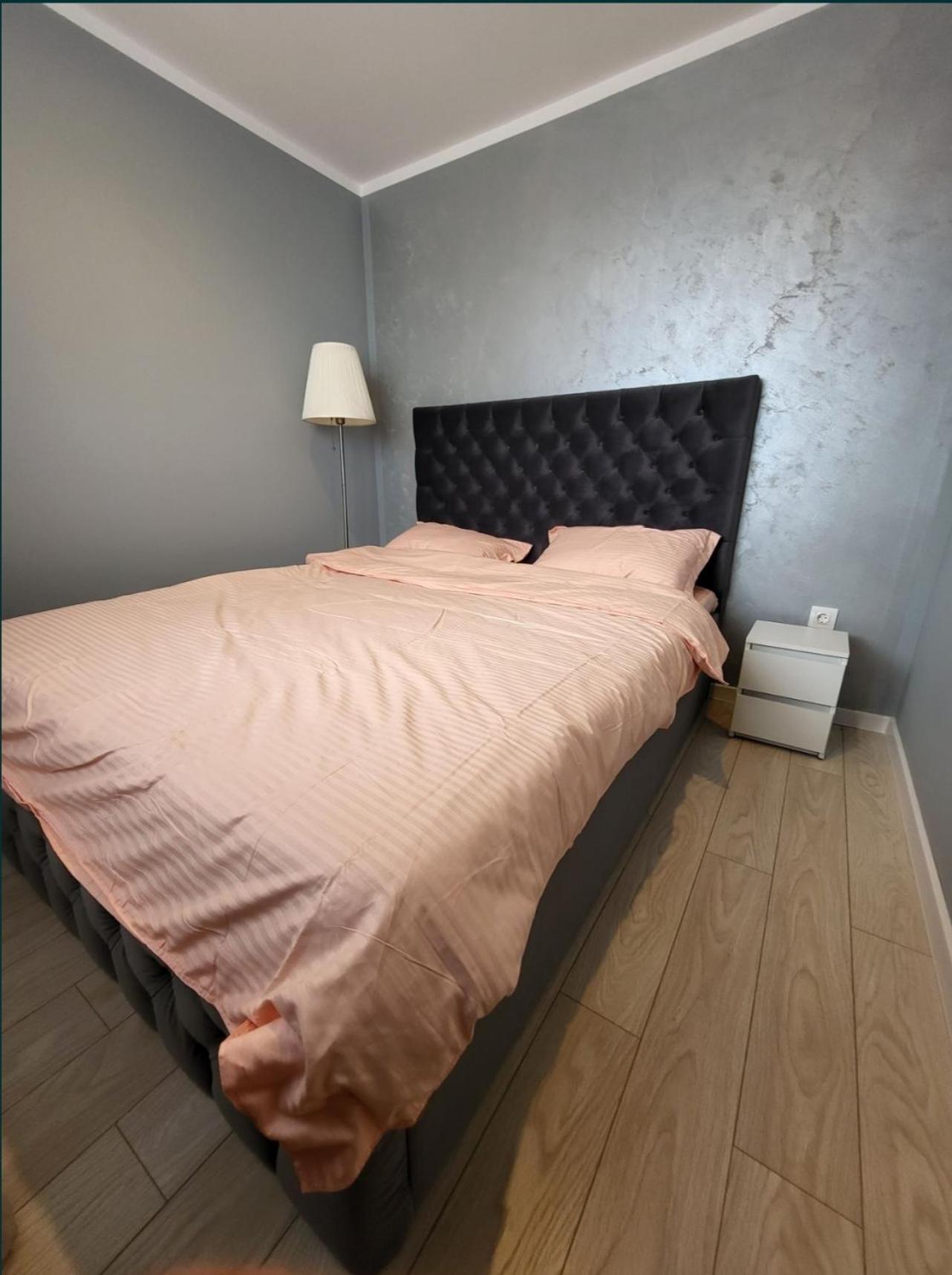 Studio 76 Lägenhet Onesti Exteriör bild